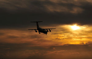 Flugzeug: Transfer in ungewohnte Umgebung riskant (Foto: pixelio.de, Dieter)