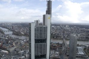 Skyline: Geldhaus beendet fragwürdigen Handel (Foto: pixelio.de, Joachim Reisig)