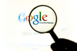 Unter der Lupe: Google zeigt sich spendabel (Foto: pixelio.de, Alexander Klaus)