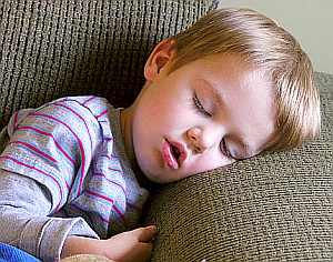 Schlafender Junge: Schnarchen stört auch beim Wachsein (Foto: Flickr/CCK)