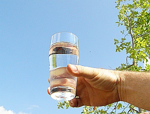 Glas Wasser: Arznei bei Migräne (Foto: Flickr/Ferdinand)