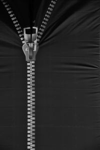 Enger Reißverschluss: Gehirn leidet unter Übergewicht (Foto: pixelio.de, Bork)