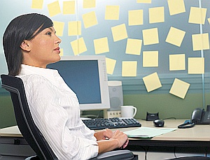 Frau im Büro: Werbewirtschaft bietet weniger Jobs (Foto: Flickr/Victor1588)