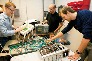 Teilchenphysiker: werken am neuen Tomographen (Foto: Yngve Vogt) Teilchenphysiker: werken am neuen Tomographen (Foto: Yngve Vogt)