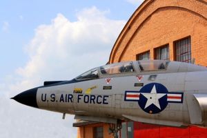 US-Kampfjet: Iran-Konflikt lässt Waffenexporte steigen (Foto: pixelio,de Rike) US-Kampfjet: Iran-Konflikt lässt Waffenexporte steigen (Foto: pixelio,de Rike)