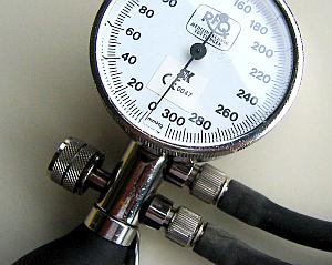 Blutdruck-Messung: Jeder sollte seine Werte kennen (Foto: pixelio.de/Sturm) Blutdruck-Messung: Jeder sollte seine Werte kennen (Foto: pixelio.de/Sturm)