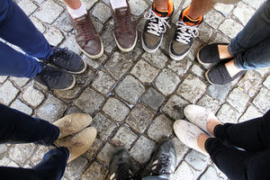Kreis: arme Menschen halten in der Krise zusammen (Foto: pixelio.de, M. Siefke)