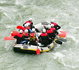 Rafting: Fähigkeit zu Gehorsam stärkt auch den Einzelnen (Foto: pixelio.de/Didi)