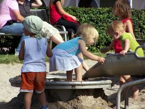 Spielplatz: schon Kleinkinder grenzen andere aus (Foto: pixelio.de, knipseline)