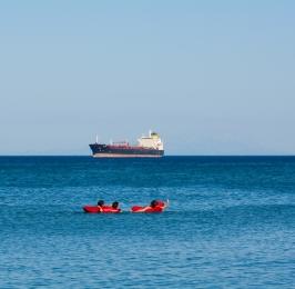 Schiff am Horizont: saubere Meere oberstes Ziel (Foto: pixelio.de, M. Lorenzet)