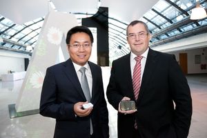 LTE-Präsentation: Huaweis D. Hou (li.) und A1-Netzplaner Sumesgutner (Foto: A1)