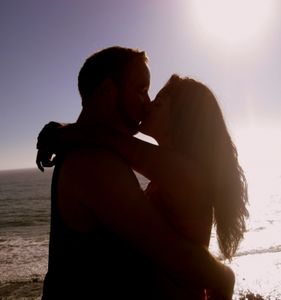 Traumpaar: Attraktivität bestimmt Partnerwahl (Foto: pixelio.de, Moni Sertel)