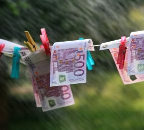 Geldwäsche: versteckt in der Bilanz (Foto: pixelio.de, RainerSturm)
