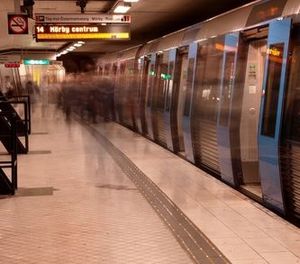 U-Bahn: Schwarzfahren per Handy möglich (Foto: pixelio.de, leAcronym)