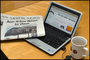 Zeitung versus Laptop: 19 Prozent lesen nur online (Foto: flickr.vom/mfophoto)