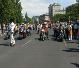 Regenbogenparade: Unterstützung aus dem Netz (Foto: pixelio.de, m -o -d)