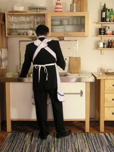 Mann bei Hausarbeit: Scheidungsrisiko steigt (Foto: pixelio.de, F. Schneider)