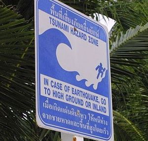 Tsunami-Warnung: auch mit Kapsel zu befolgen (Foto: Wikipedia, gemeinfrei)