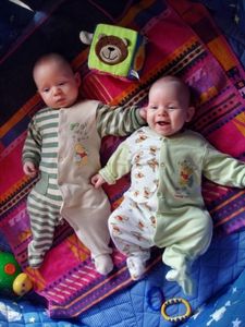 Zwillinge: Trennung bei Geburt erhellt Genetik (Foto: pixelio.de, S. Berger)