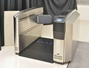 Bombendetektor-Gate: extra Schutzmaßnahme für den Flugsteig (Foto: hitachi.com) Bombendetektor-Gate: extra Schutzmaßnahme für den Flugsteig (Foto: hitachi.com)