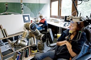 FRIEND: Lena Kredel mit Assistenzroboter (Foto: Uni Bremen)