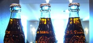 Cola-Flaschen: Kalorienzähler gegen Fettsucht (Foto: pixelio.de, R. Sturm)
