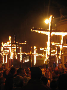 Brennende Kreuze: Schwule gehen gegen Hetzer vor (Foto:flickr.com/scotticus)