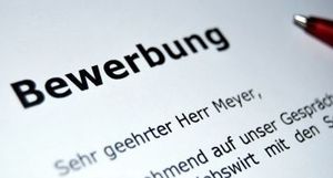 Anschreiben: Firmen schauen sich gern selbst um (Foto: pixelio.de/Anton Porsche)