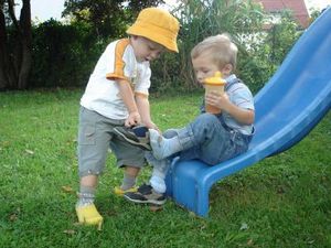 Kinder: Solidarisches Helfen liegt in unserer Natur (Foto: pixelio.de, erysipel)