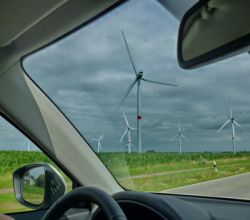 Windkraftanlagen: meist stationär (Foto: pixelio.de, Günter Hommes)