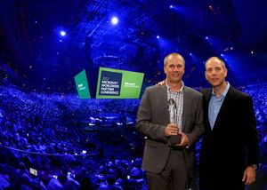 Jon Roskill, Microsoft, übergibt den Award an Michael Swoboda von ETC