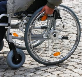 MS-Patient im Rollstuhl: neue Therapien in Sichtweite (Foto: pixelio.de, Arnold)