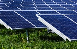Solaranlagenfeld: Photovoltaik als Lösung (Foto: pixelio.de/Rainer Sturm)