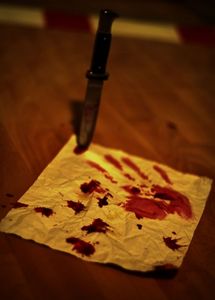 Messer auf blutigem Blatt: Ärzten fehlt oft Wissen (Foto: pixelio.de, Sergej23)