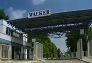 Werkseinfahrt: Wacker kämpft mit hohen Beständen (Foto: wacker.com)