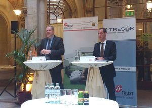Butz und Narrenhofer stellen in Wien den neuen e-Tresor vor (Foto: Köberl)