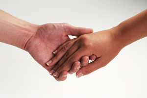 Hand in Hand: schöne Männer stellen stets zufrieden (Foto: pixelio.de, J. Bork) Hand in Hand: schöne Männer stellen stets zufrieden (Foto: pixelio.de, J. Bork)