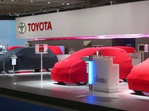Toyota: Konzern buttert viel Geld in Forschung (Foto: pixelio.de/Rolf Krekeler)