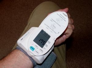 Blutdruck messen: Hypertonie greift Gehirn an (Foto: pixelio.de, D. Schütz)
