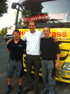 Thomas Tuchel (Mitte) mit dem Umzugsteam Roland Henkel und Christian Bennemann