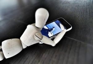iPhone: frisst Gehalt (Foto: pixelio.de, KBregulla)