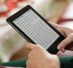 E-Reader: ermöglicht Schüler-Überwachung (Foto: pixelio.de, Julien Christ)