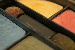 Lidschatten-Palette: kommt in Afrika immer besser an (Foto: pixelio.de/Klicker)