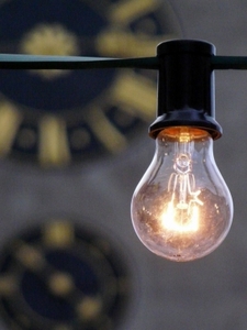 Glühbirne: Flackern kann sich lohnen (Foto: pixelio.de, Bernd Bast)