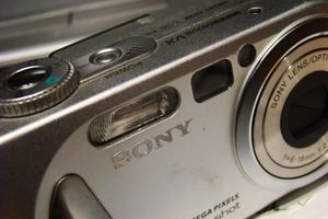 Digitalkamera: Smartphones setzen ihr zu (Foto: pixelio.de/Florian Gleisenberg)