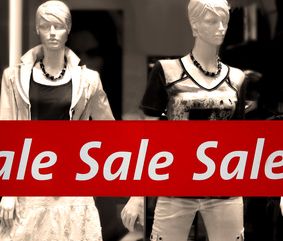 Schaufensterpuppe: auch ohne Kamera ein Blickfang (Foto: pixelio.de, H. Souza)