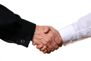 Handshake: Arbeitgeber setzen auf Sympathie (Foto: pixelio.de, Petra Bork)