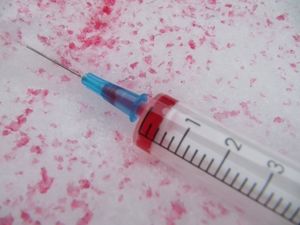 Spritze: Therapie für Abhängige hängt von Konsum ab (Foto: pixelio.de, A. Damm)