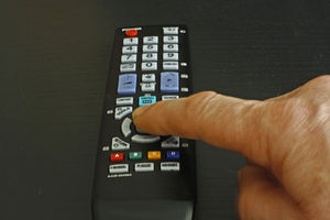 Fernsehbedienung: TV-Konsum in USA nimmt ab (Foto: pixelio.de, G. Gumhold)