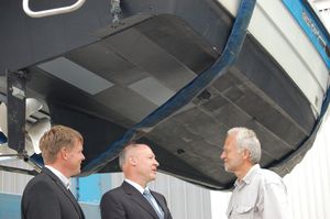 Forscher und Test-Rumpf: Keine Spur von Seepocken (Foto: Fraunhofer IWM)